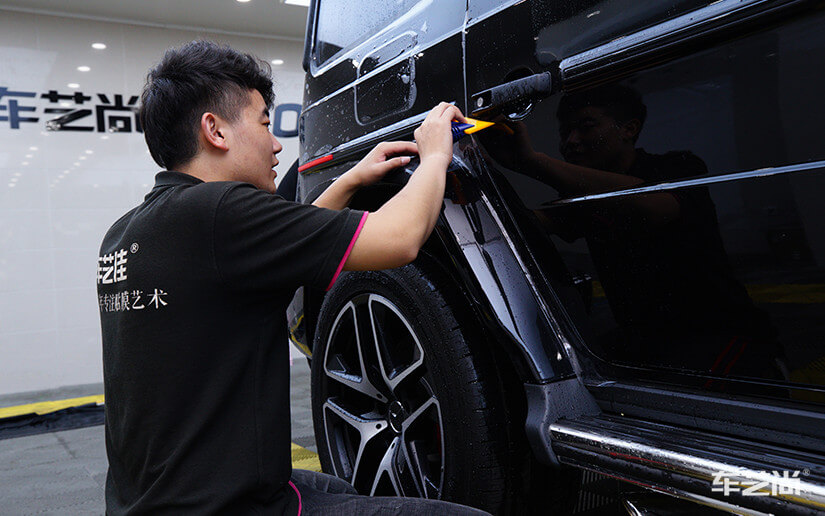 正在贴膜的奔驰车