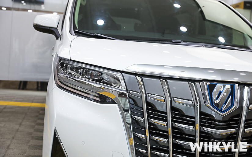 丰田埃尔法贴隐形车衣车头近图