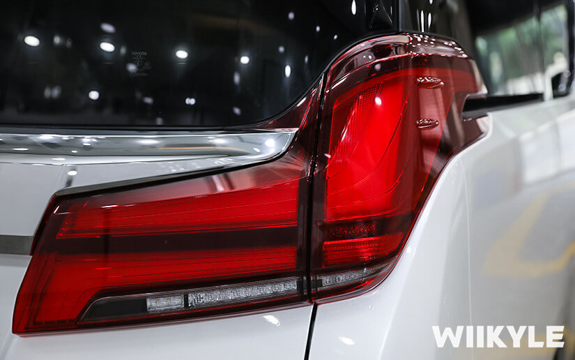 丰田埃尔法贴隐形车衣车尾灯细节图