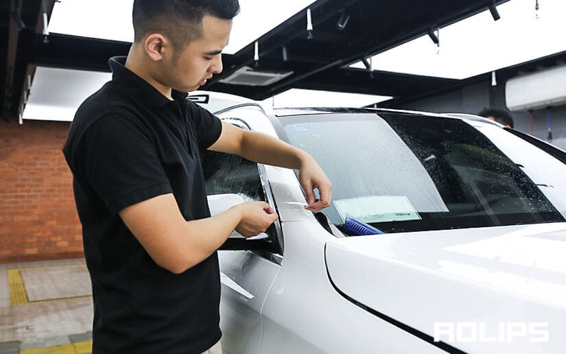 白色车贴ROLIPS车衣的细节