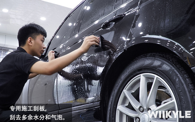 专业的刮板工具，对膜进行积水和气泡的处理