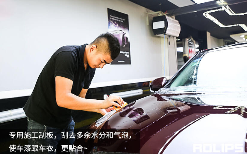 专业技师贴ROLIPS车衣