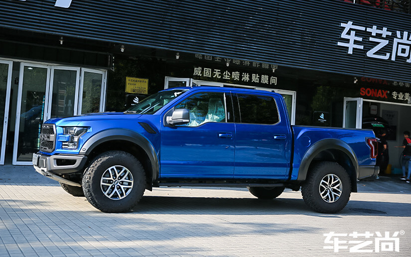 福特汽车在车艺尚旗下V-KOOL旗舰店施工隐形车衣