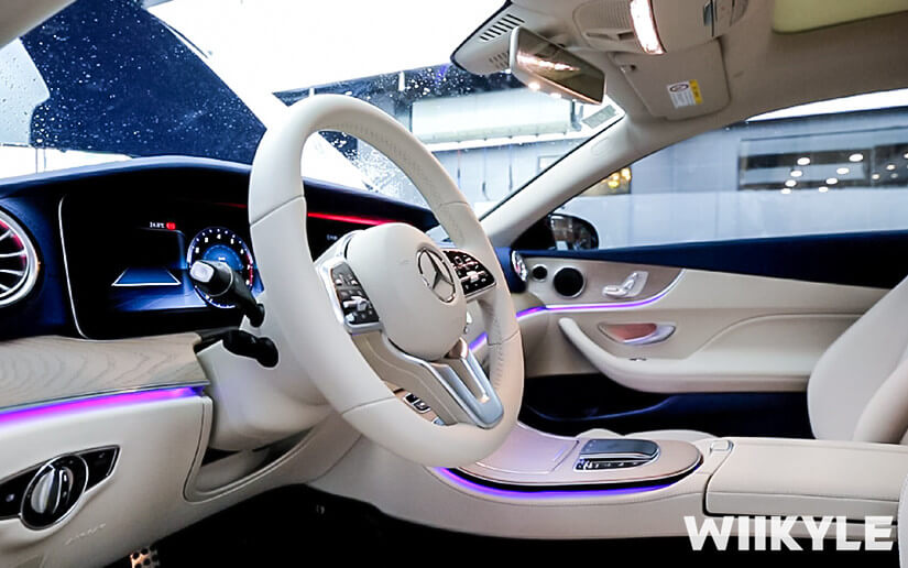 奔驰E200车内饰方向盘细节图