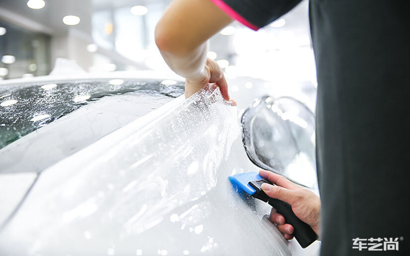 贴V-KOOL隐形车衣的白色宝马