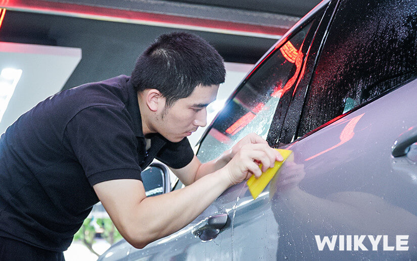 技师们认真贴WIIKYLE车衣效果图