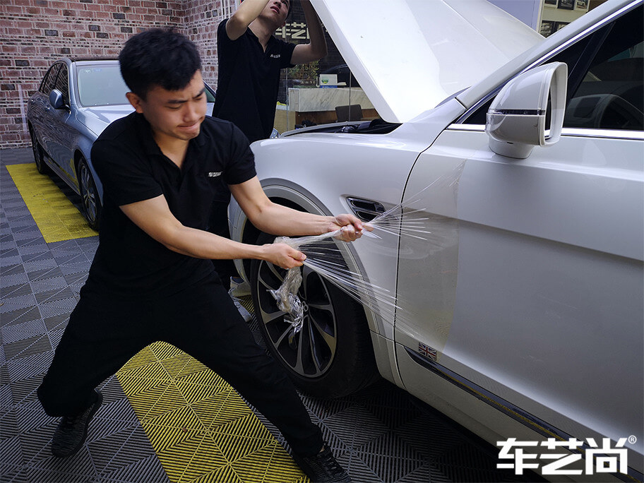 劣质膜发生黄变，严重影响车身的美观性