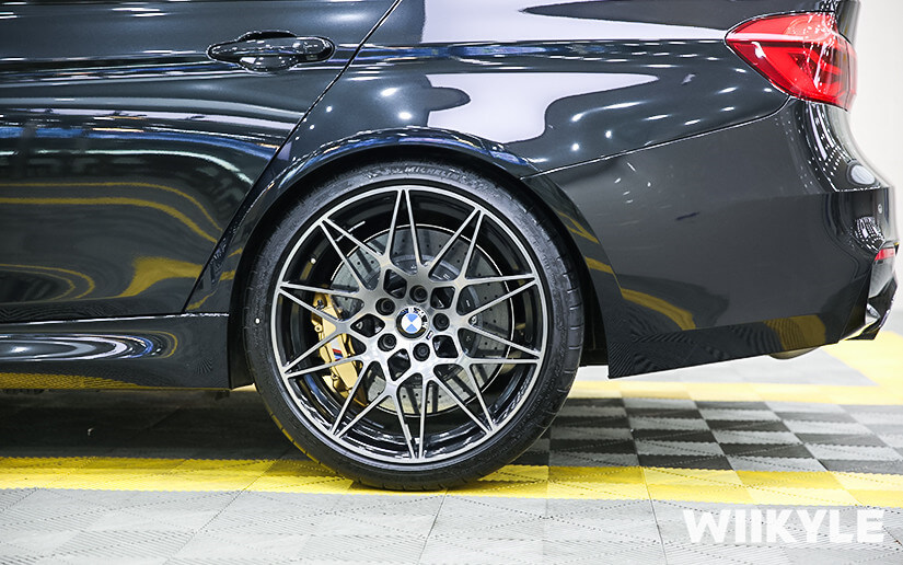 宝马M3车轮近照图