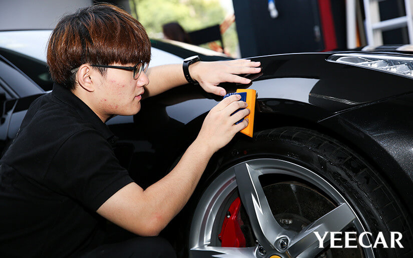 YEECAR车衣使用专业刮板工具，除水除气泡