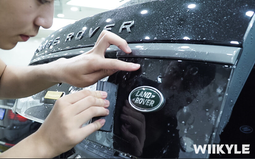 WIIKYLE技师使用刮板工具施工图