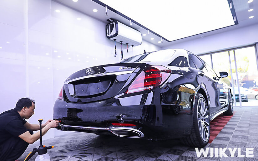 师傅使用温和试剂进行封边处理，不翘边