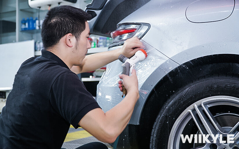 贴WIIKYLE隐形车衣进行微水施工，方便处理
