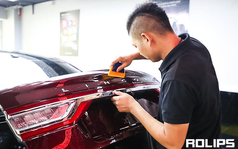 正在贴ROLIPS隐形车衣的林肯大陆