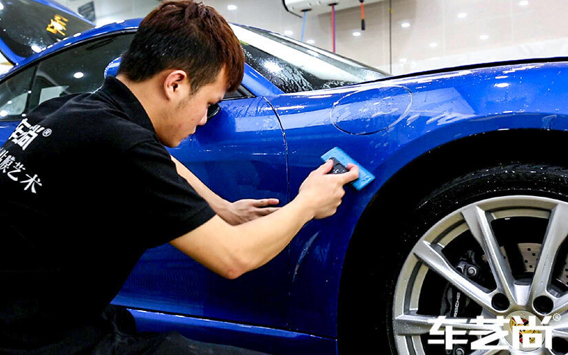 威固技师使用刮板除水