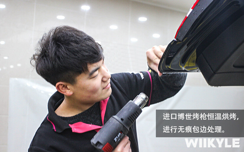 烤枪恒温烘烤，对车衣进行无痕包边处理