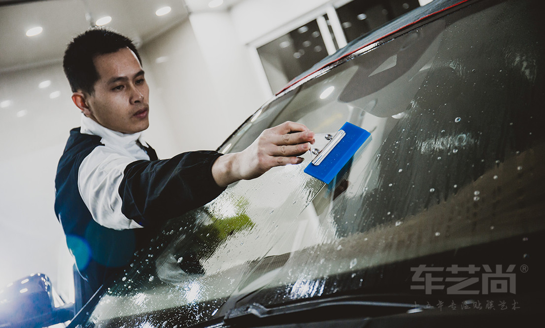 汽车玻璃膜施工